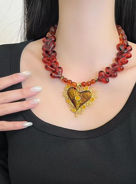 复古美拉德金属大爱心吊坠项链女款琥珀色爱心圆珠锁骨链新款颈链
