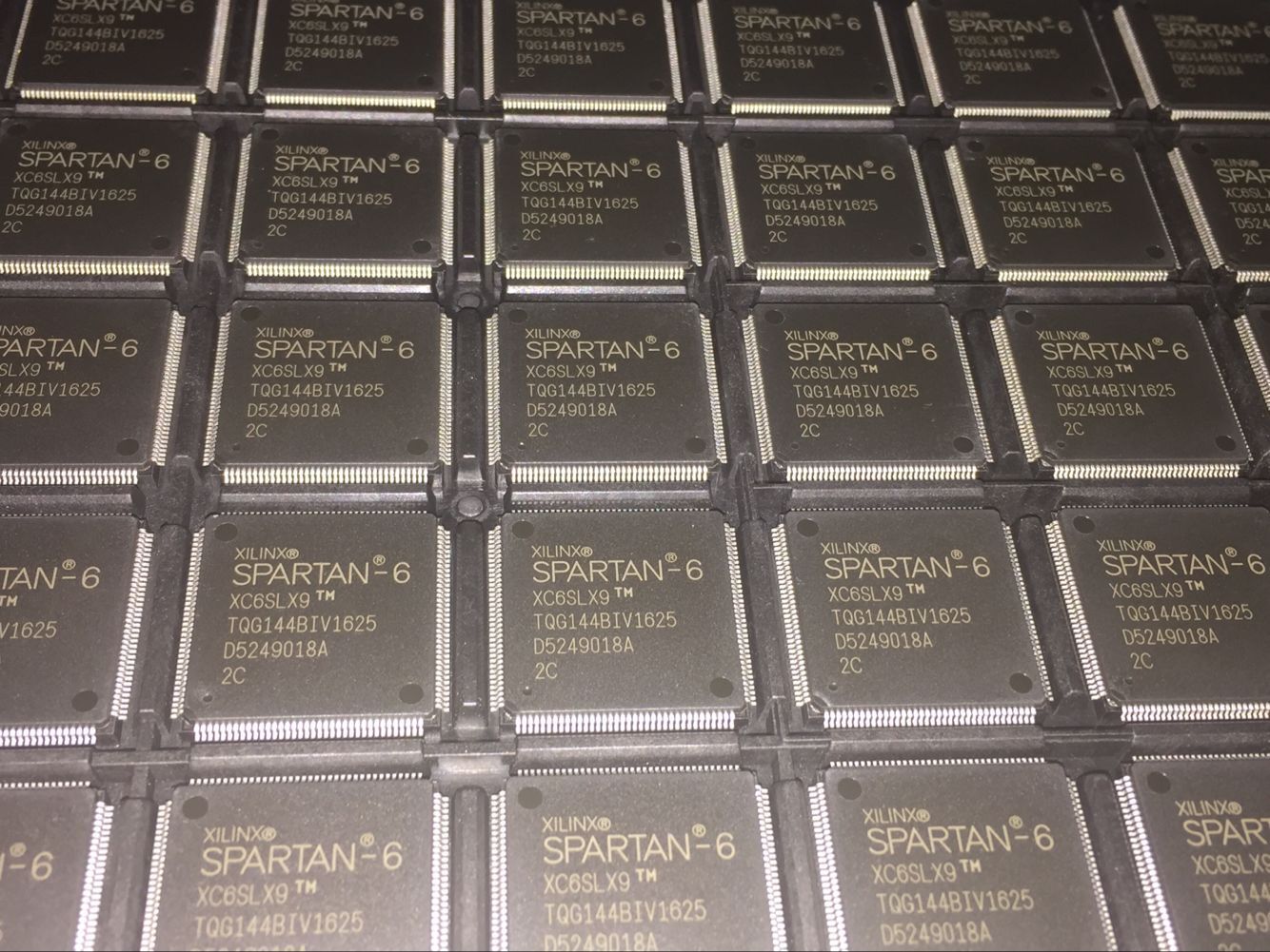 微控制器/XC6SLX9-2TQG144C 盘装 进口  全新 CPLD/FPGA IC芯片