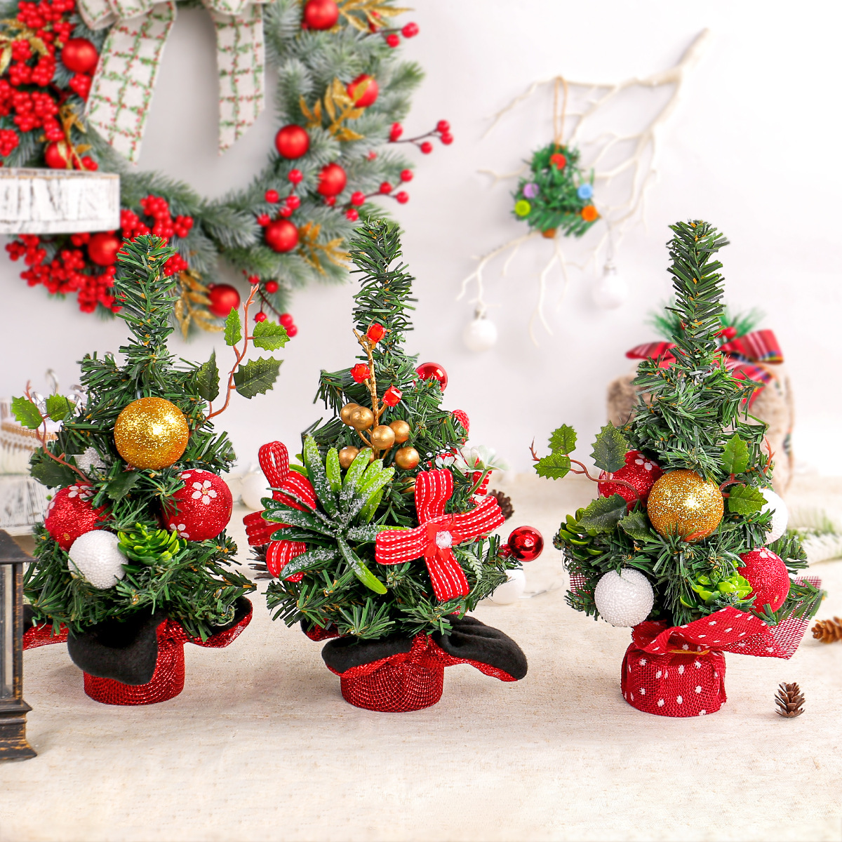 Pine needles, red fruits, Christmas tree ornaments圣诞小树