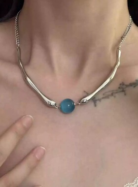 甜酷辣妹蓝色珠子项链女不规则设计高级感锁骨链小众简约颈链配饰