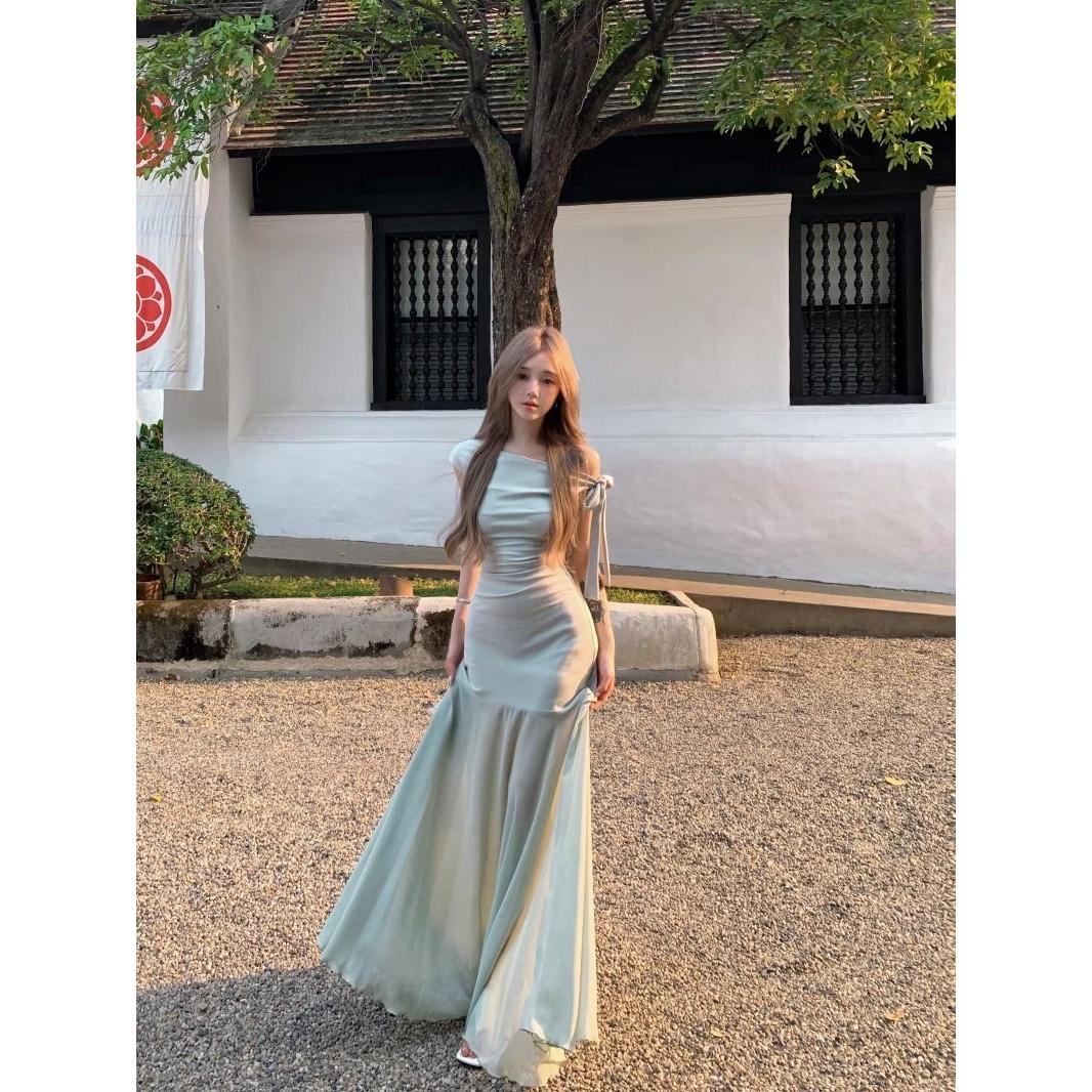 2025新款法式绿色一字肩露肩针织连衣裙子女海边度假收腰气质长裙