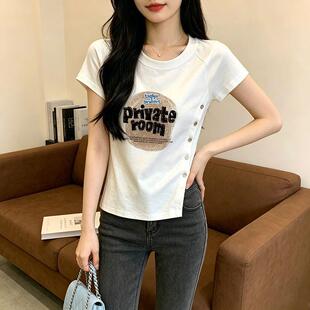 2026夏天新款高级感白色短袖t恤女生休闲宽松原宿风纽扣开叉上衣
