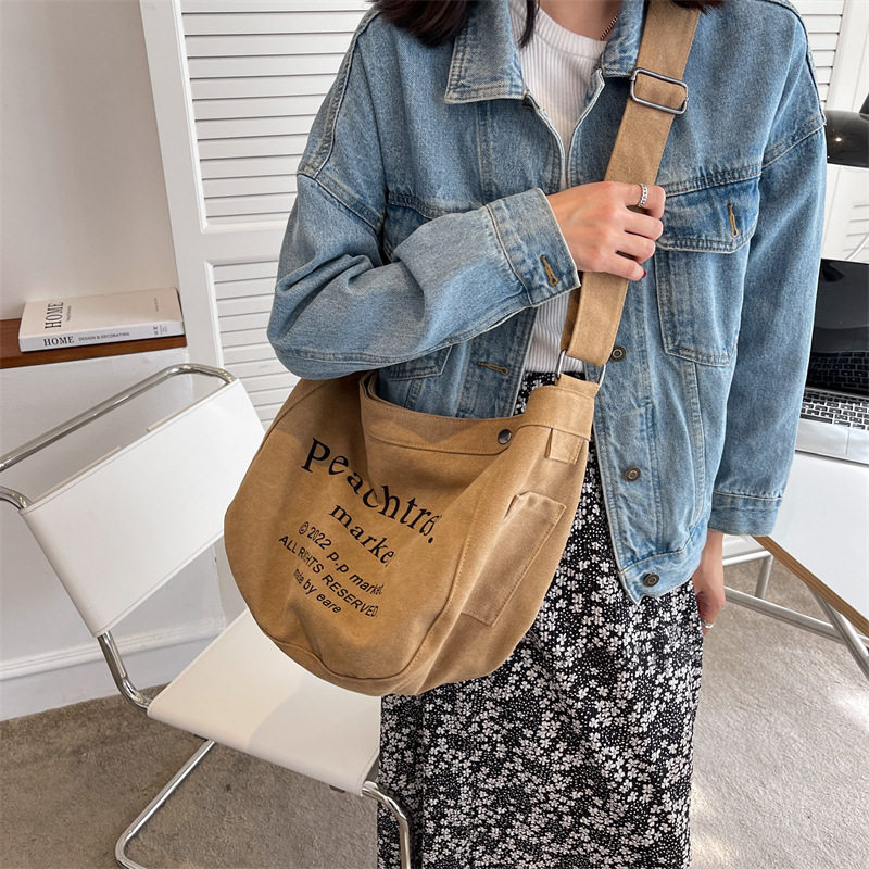 新款韩国小众设计peach字母帆布包包女大容量通勤上课单肩斜挎包