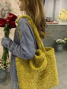 秋冬新款黄果树大容量通勤单肩包百搭女托特包水桶包高级感毛毛包