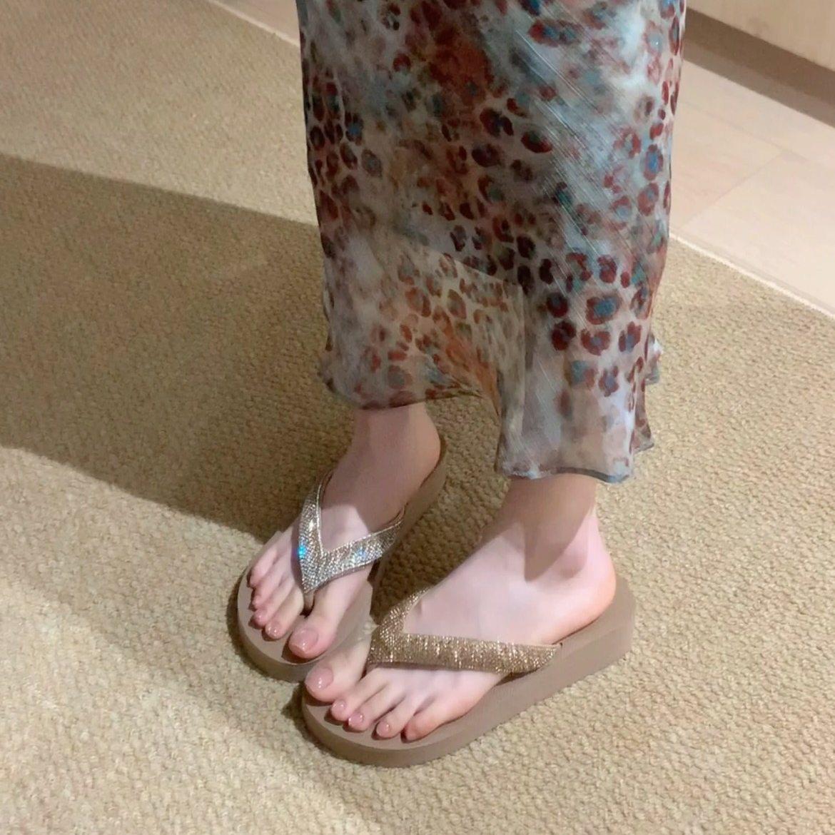 水钻人字拖厚底女生新款夏天外穿海边沙滩增高坡跟夹脚防滑拖鞋