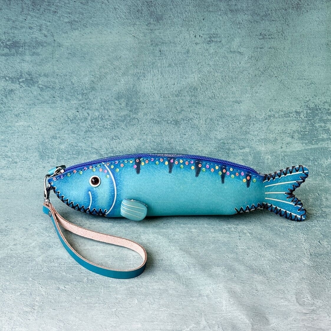 头层牛皮手工制作文具化妆品收纳咸鱼翻身笔袋个性年年有余手工艺