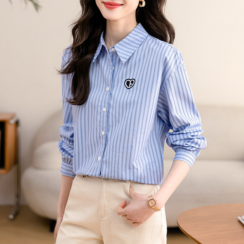 蓝色条纹衬衫女春秋2026年新款时尚减龄爱心肩章职业衬衣百搭上衣