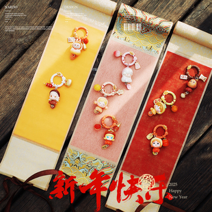 泡泡玛特2025新年坐姿萌粒手机挂件钥匙扣包挂新年礼物