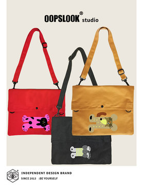 OOPSLOOK/巫鹿可原创爬爬动物园 印花多口袋斜挎折叠创意大帆布包