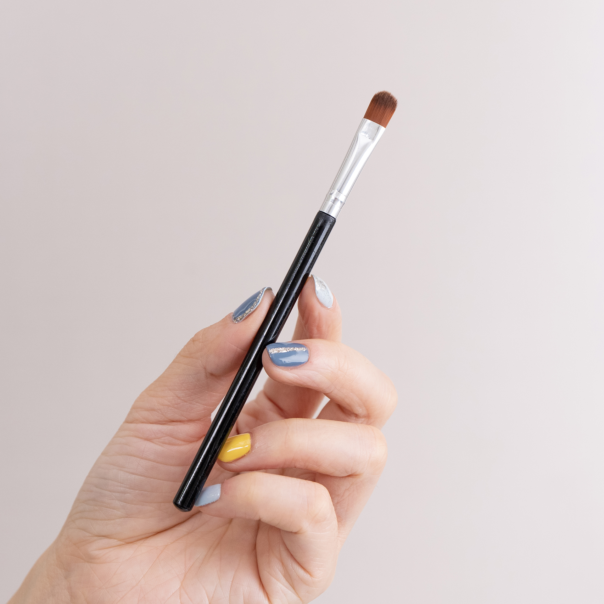 黑色杆单支袋装眼影刷/遮瑕刷