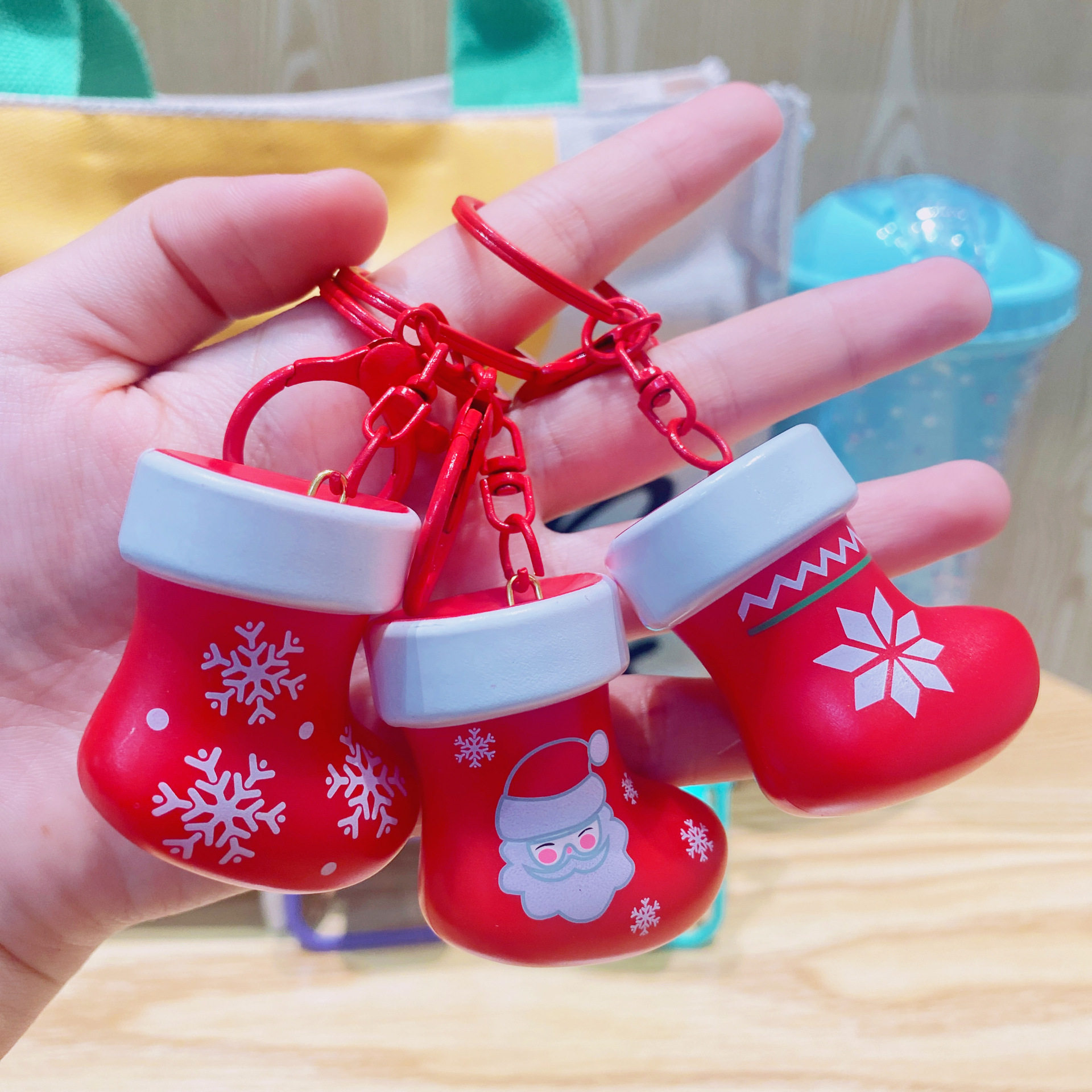 圣诞节创意ins发光钥匙扣圣诞老人钥匙链挂件圣诞袜带灯发声饰品