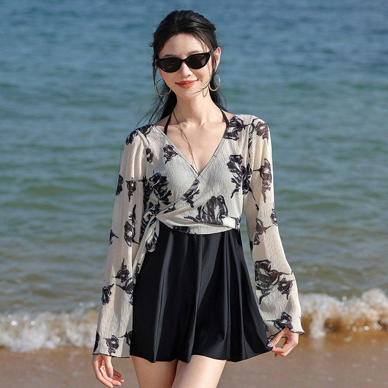 泳衣女2025新款绝美气质连体裙式保守带钢托微胖女孩遮肚显瘦温泉