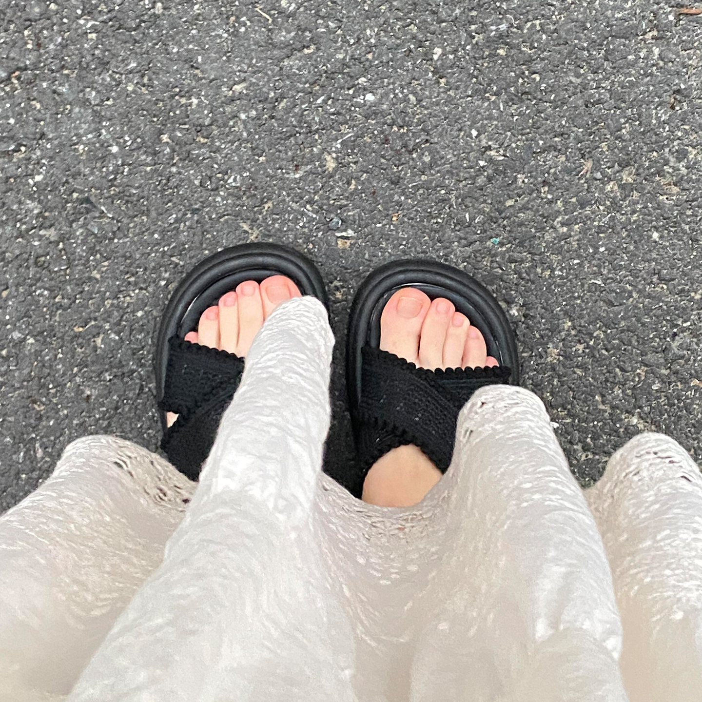 这双黑色拖鞋太显脚白了！