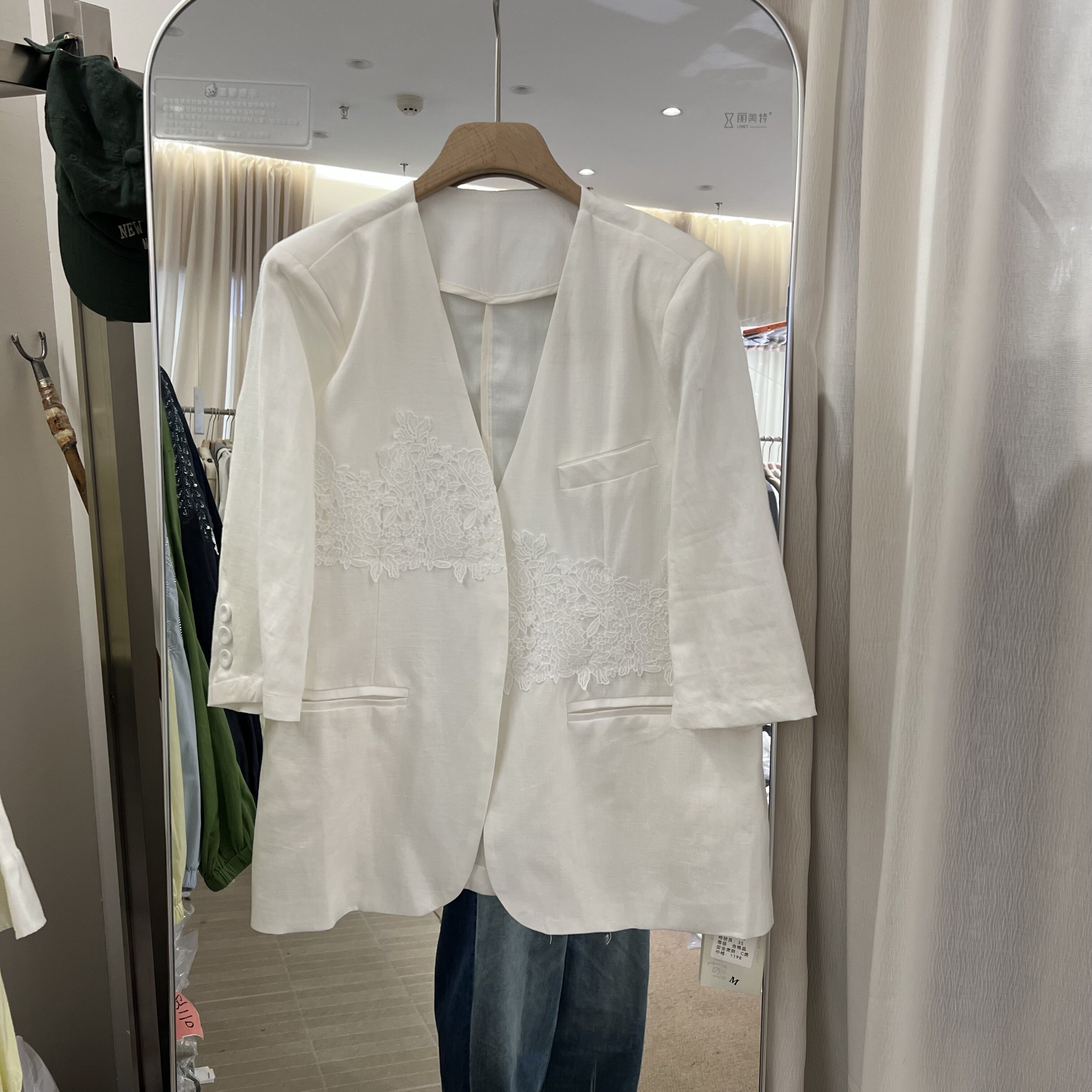 2026春夏新款设计感蕾丝钩花拼接天丝亚麻V领七分袖西装外套女潮