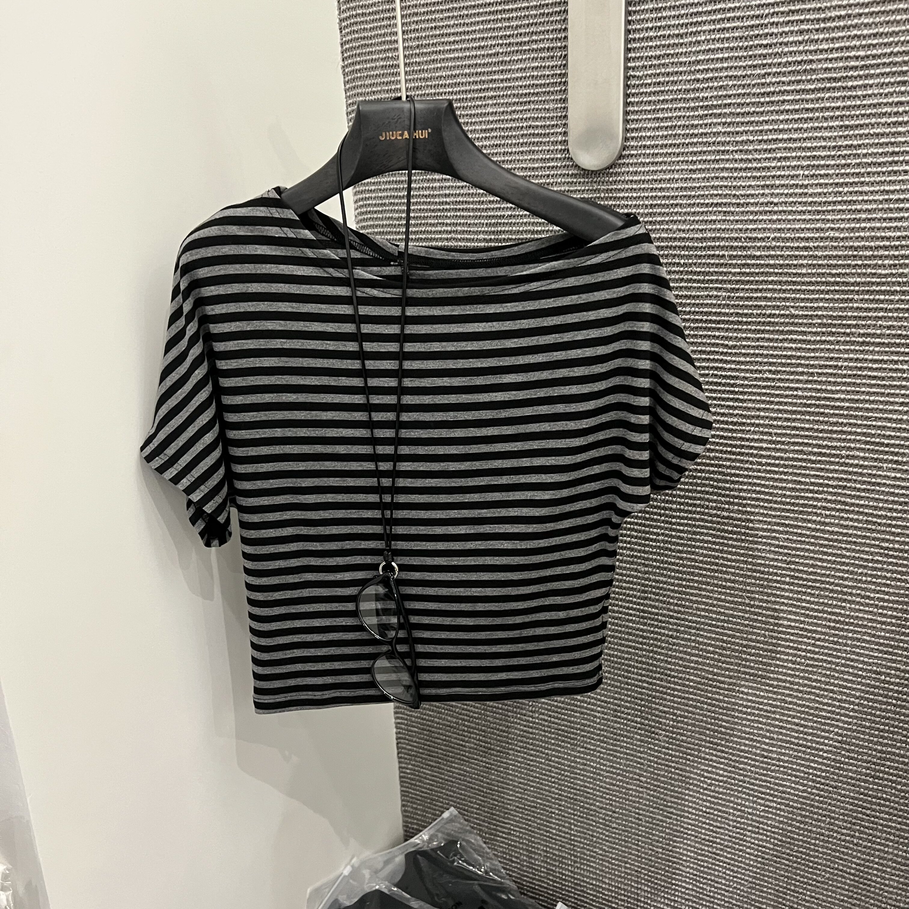 2026夏季新款设计感配眼镜斜领露肩短袖T恤女气质百搭小个子上衣