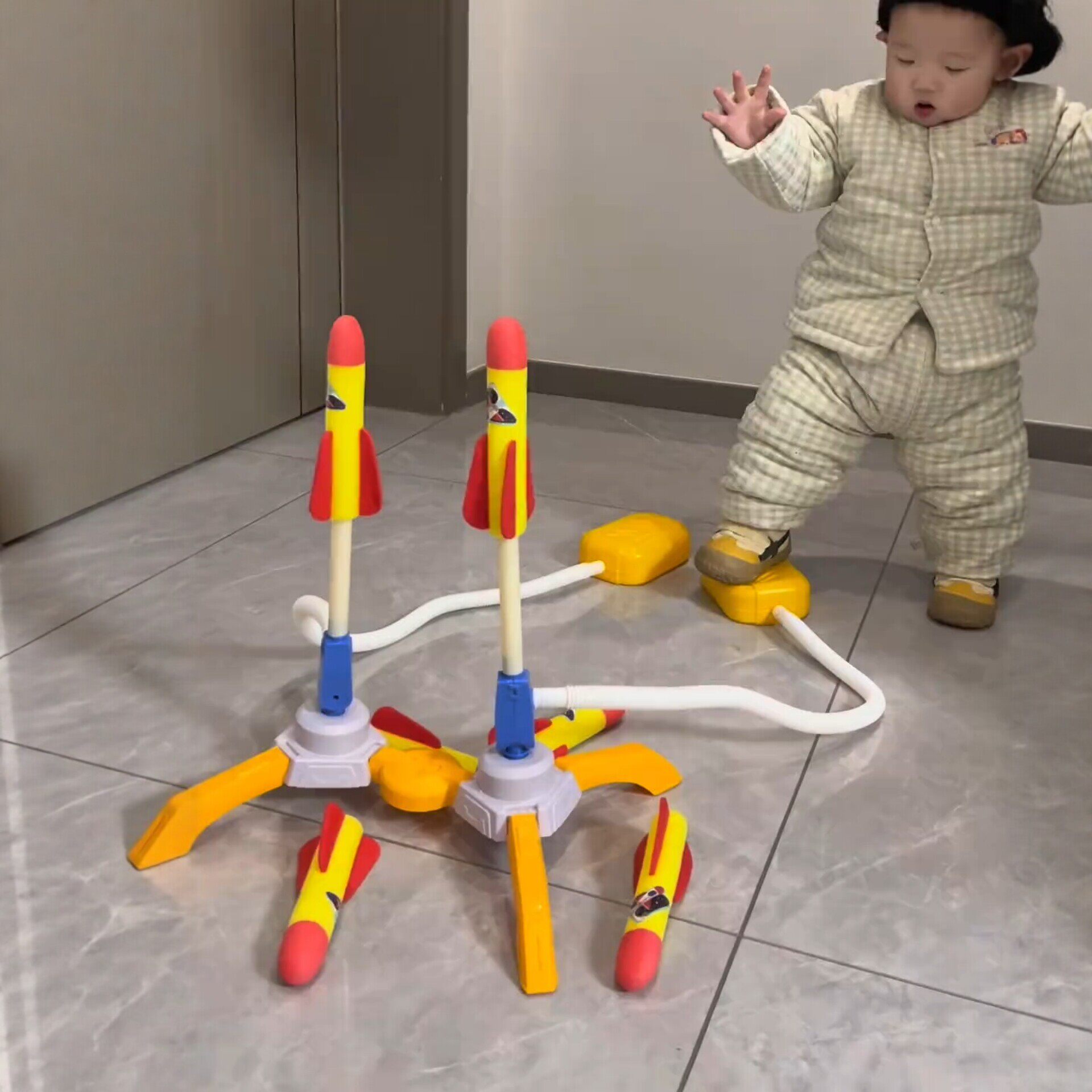 脚踩冲天小火箭儿童户外玩具男孩女孩3到6岁火箭炮发射器儿童玩具