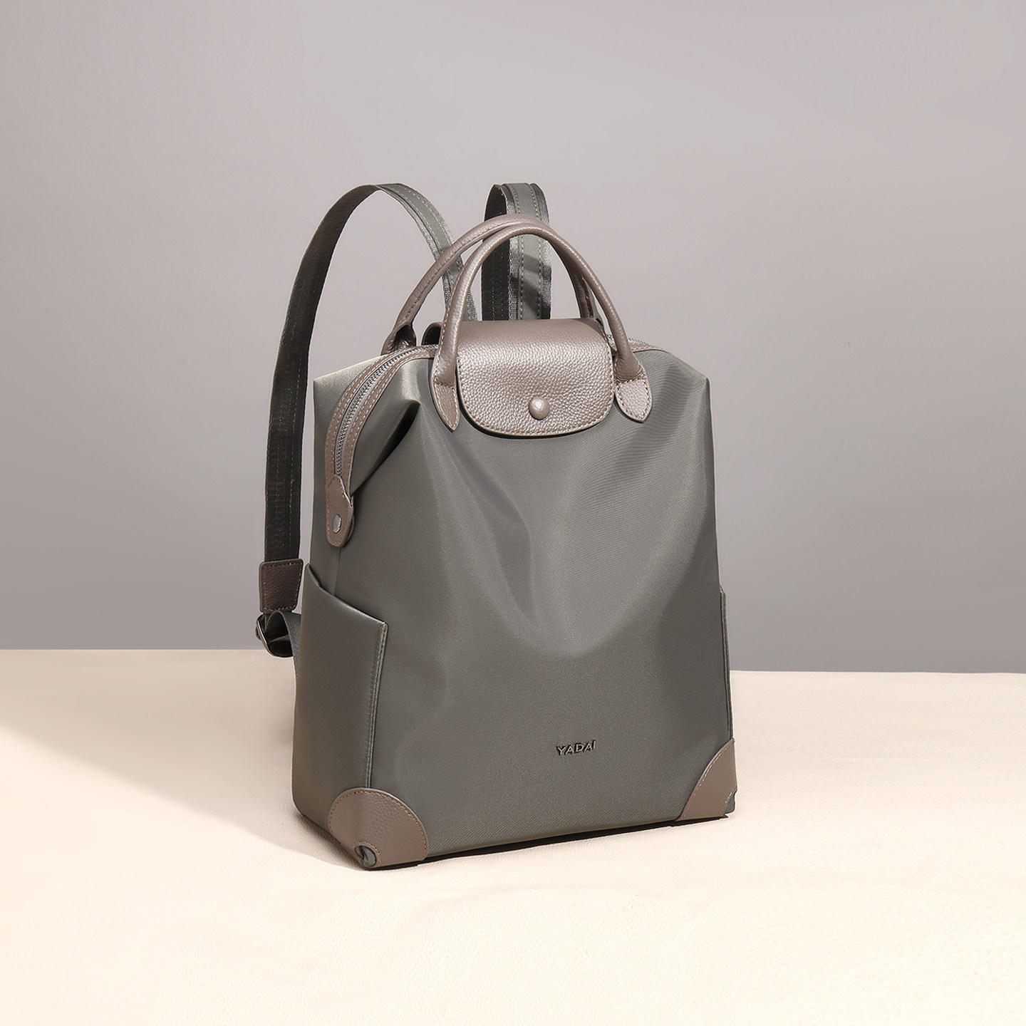 娅黛尼龙布高级感撞色真皮双肩包大容量轻便通勤电脑包旅行背包