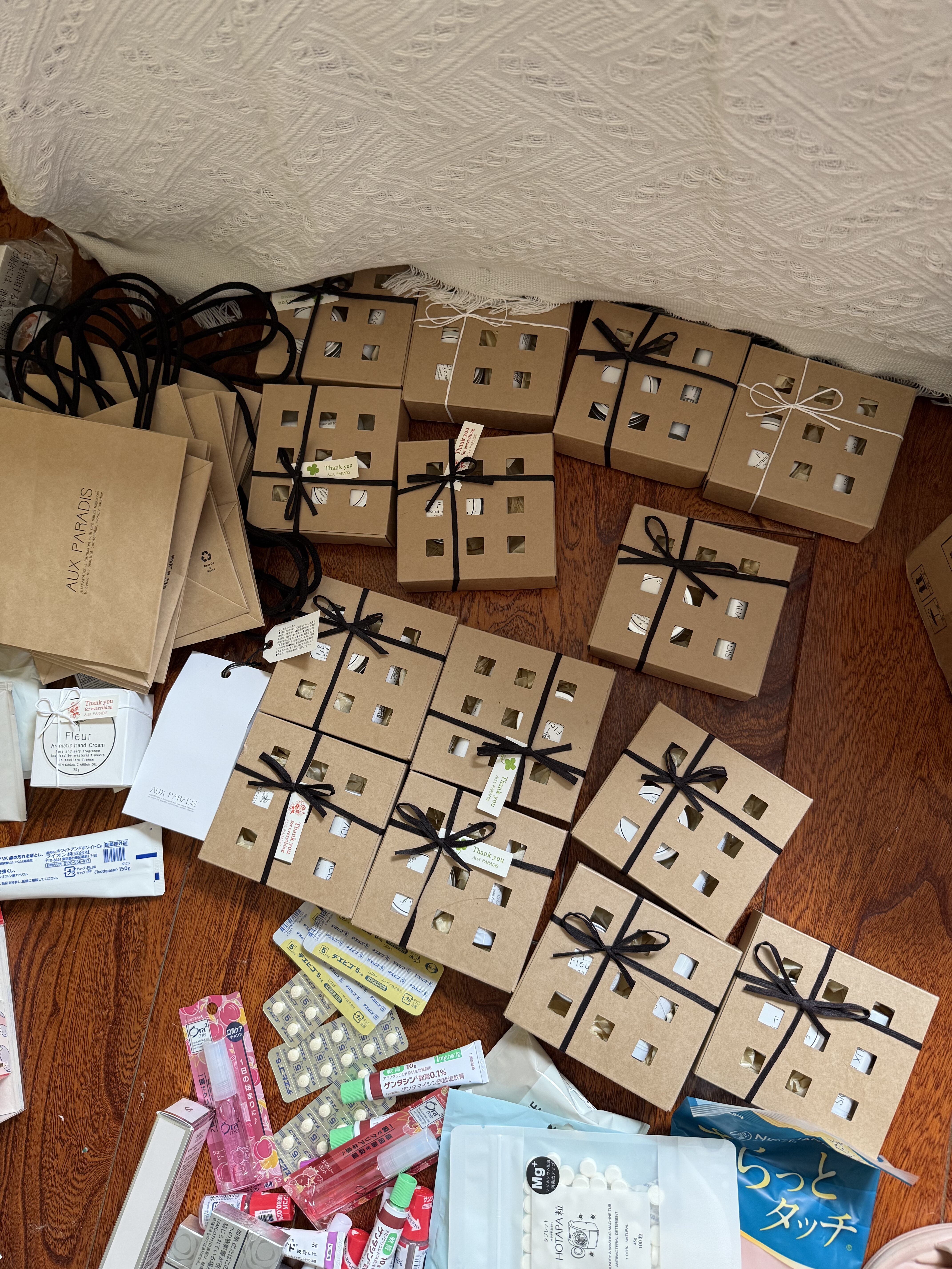 现货日本Aux Paradis驴牌鸢尾花护手霜唇膏套盒 含手提袋