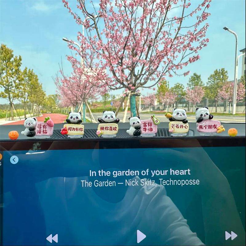 2024新款熊猫车载摆件可爱卡通车内显示屏中控台装饰用品清新摆件