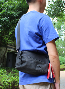 日系简洁轻便 Electra Tote 黑标单肩休闲斜挎包 5升情侣款小号包