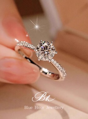 银戒轻颤，摇曳浪漫风情