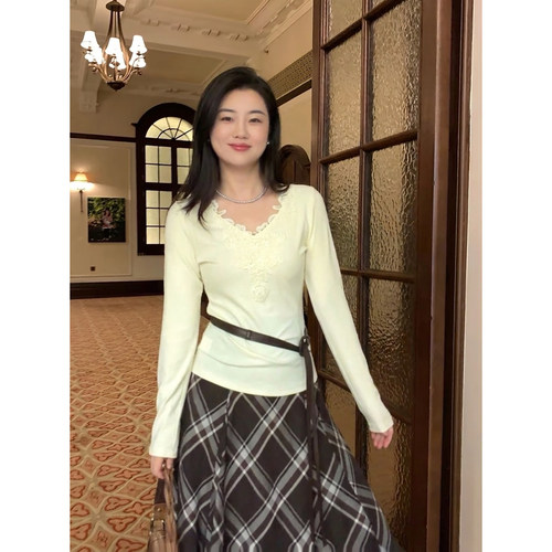 蕾丝提花V领莱赛尔棉混纺T恤