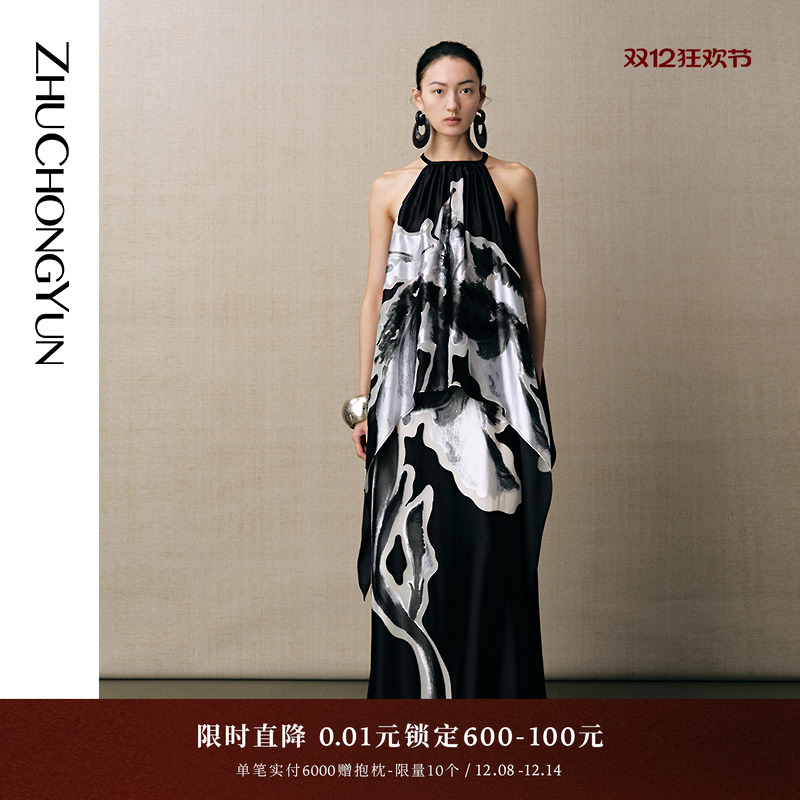 两侧自然垂落的飘片，灵活生动