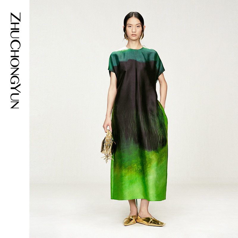 【春拂翠影】ZHUCHONGYUN2026春新款圆领真丝印花宽松长款连衣裙