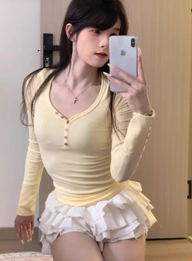 美式复古奶黄色少女感V领长袖T恤秋冬新款甜辣修身短款打底衫上衣