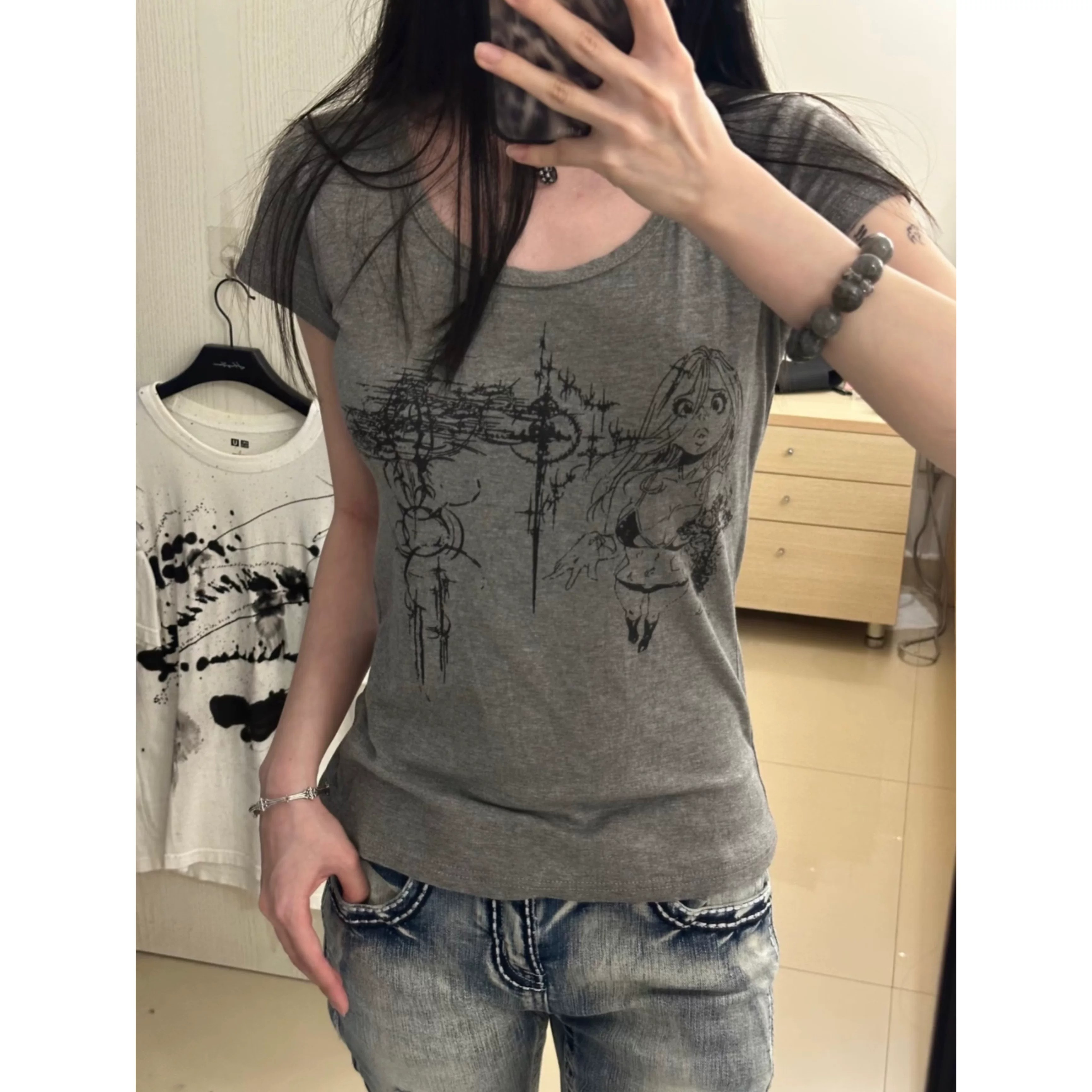 美式复古肌肉少女印花正肩短袖女
