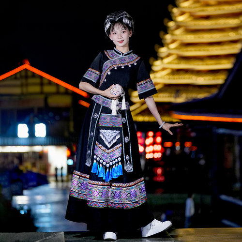 少数民族苗族土家族民族服装