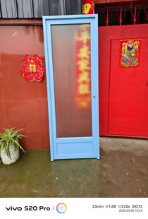 柯布西耶同款小蓝门，板板门。厨房推拉门，卫生间平开门定制。