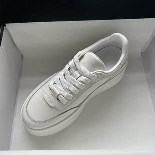 【实穿百搭】顶版~不显脚宽 ! 巨显腿长！!又潮又好看 增高小白鞋