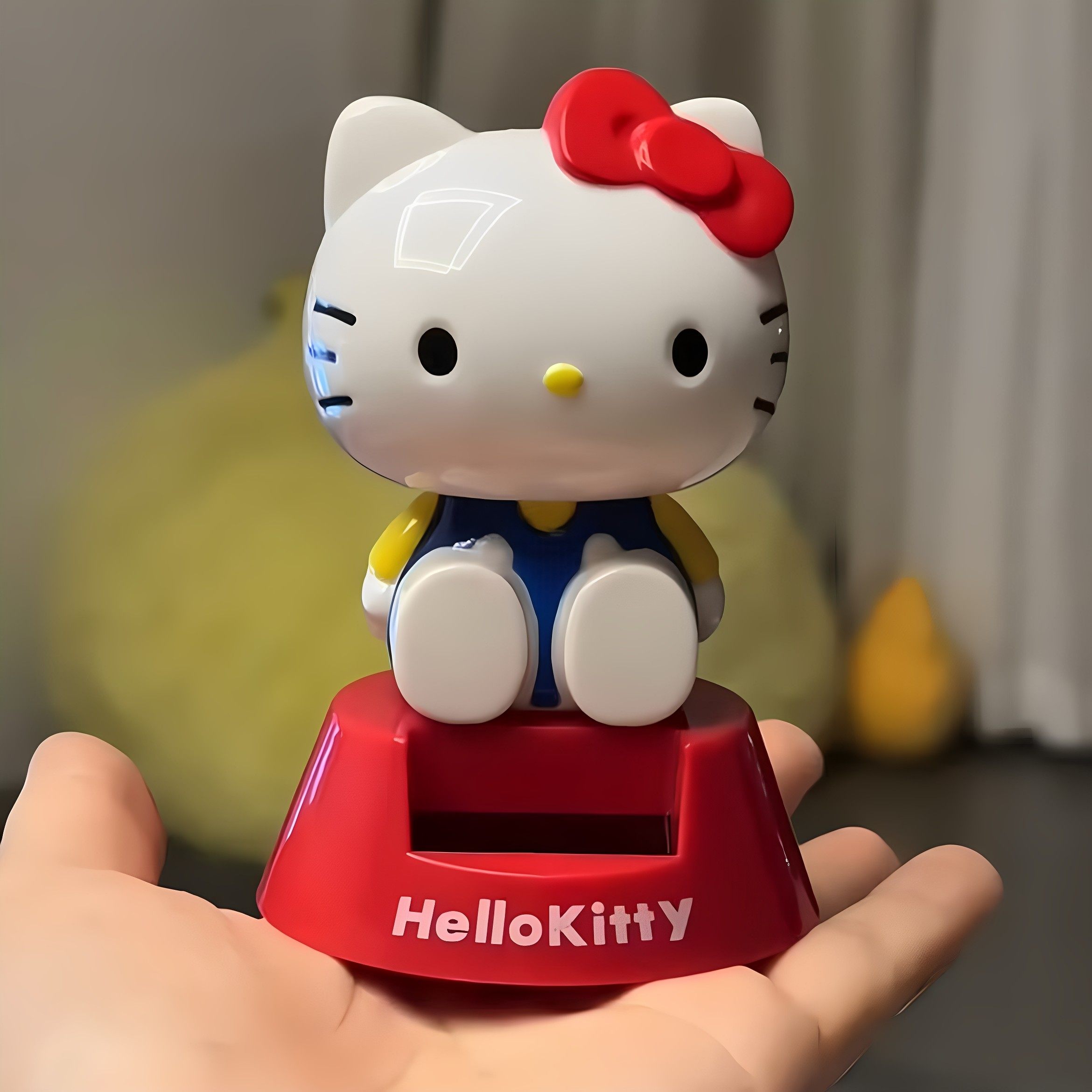 hellokitty车载摆件太阳能凯蒂猫摇头公仔中控装饰汽车内饰品用品