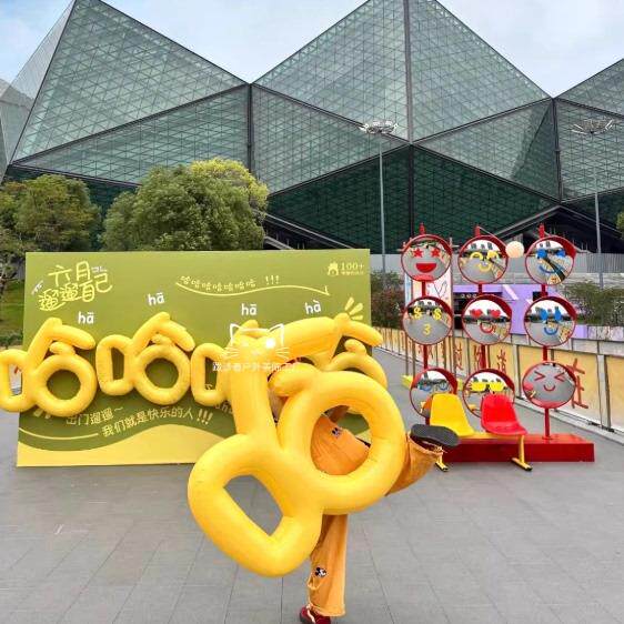 网红打卡镜凹凸反光镜户外活动装饰广角镜旅游景点拍照红色哈哈镜