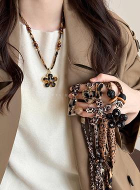 咖色豹纹花朵吊坠丝巾项炼女美拉德气质高级感毛衣炼覆古抽拉配饰