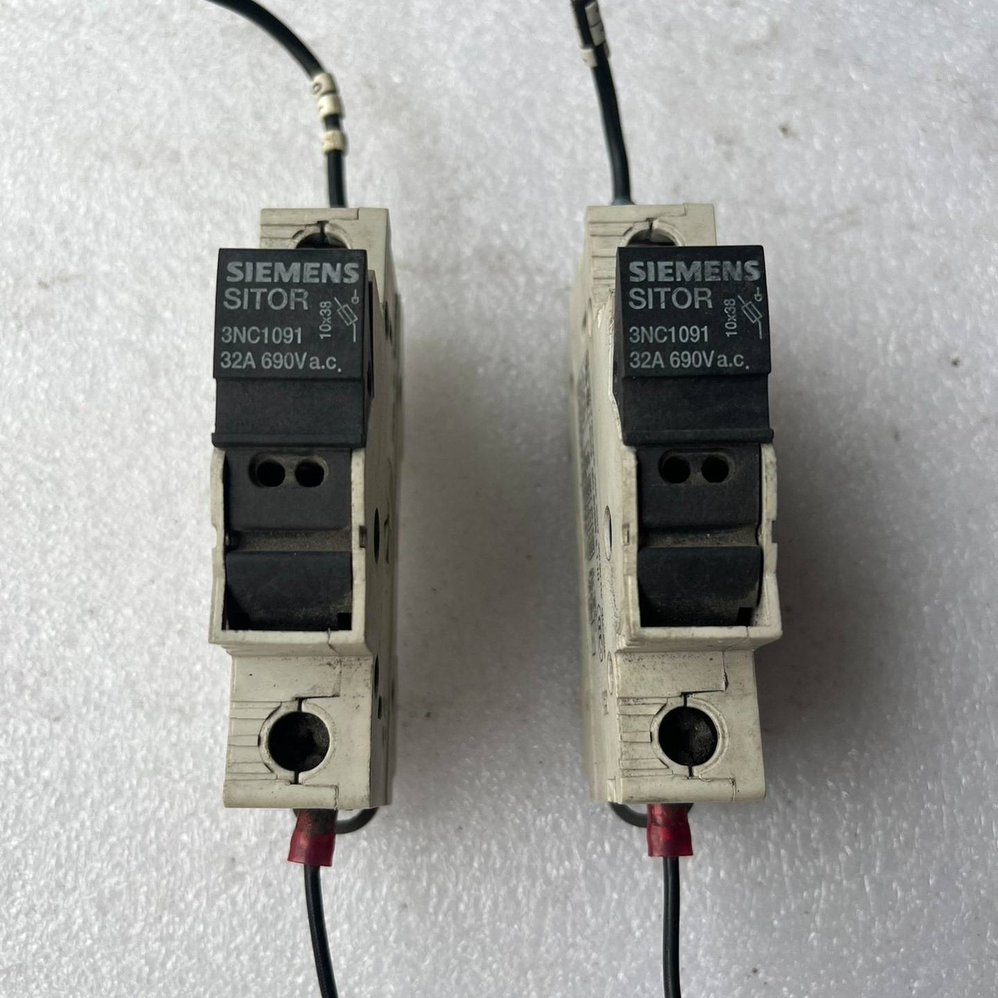 议价3NC1091熔断器，32A，如图所示，实物拍摄