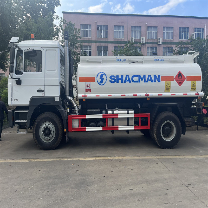沙克曼10吨油罐车SHACMAN12000L洒水车右舵10000L运油车厂家