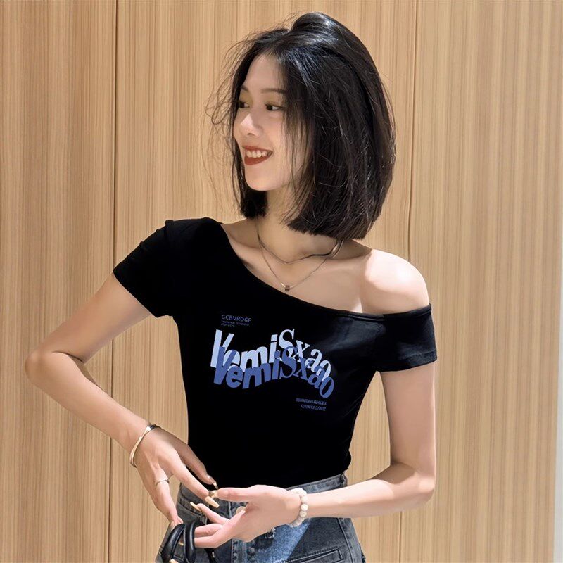 今年流行黑色斜肩短袖t恤女夏季修身露肩短款别致上衣设计感小众