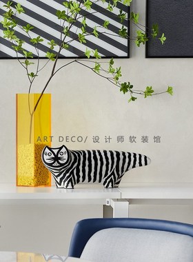 简约北欧横条猫咪摆件现代客厅桌面儿童房样板间书柜家居树脂装饰