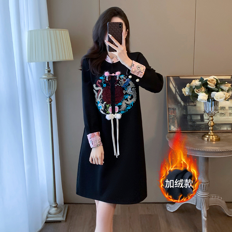 新中式国风刺绣连衣裙女秋冬季新款高级感气质加绒加厚显瘦卫衣裙