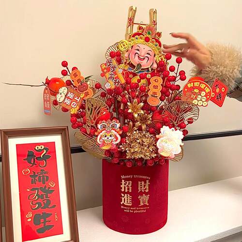 2025新年年宵花福桶摇头财神爷发财红果抱抱桶春节客厅装饰摆件
