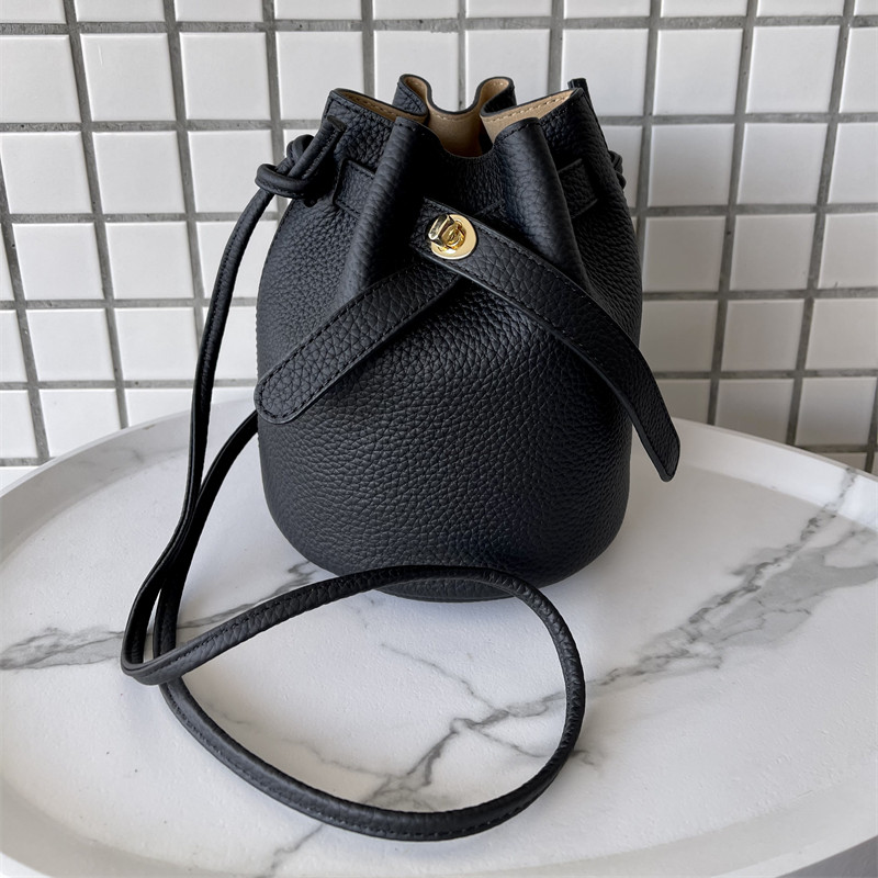 头层牛皮小水桶包斜挎单肩真皮流行时尚百搭休闲锁扣小众设计女