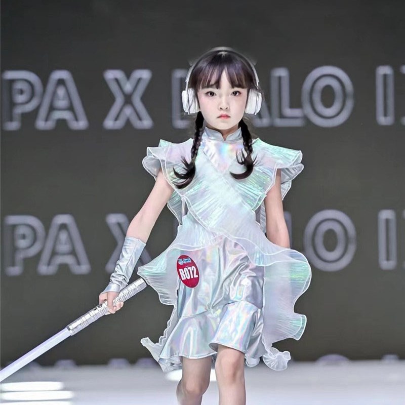 女童元宇宙风旗袍领中国风鱼尾连衣裙走秀科技服主题未来风电竞新