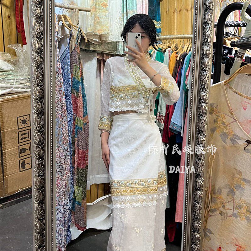 西双版纳网红新款传统傣族服装泰式重工花边款旅游气质拍照旅拍款图片