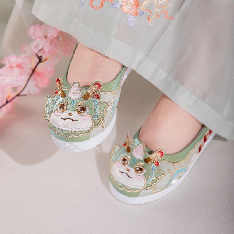 春夏新款汉服鞋龙年刺绣圆头女平底鞋古风绣花鞋配古装踏春本命年,女鞋,传统布鞋,淘宝优惠券,粉丝福利购,淘宝优惠卷