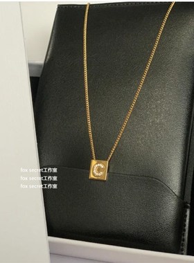 方块满钻字母吊坠项链黄铜镀真金英文方形牌带钻锁骨链颈链女