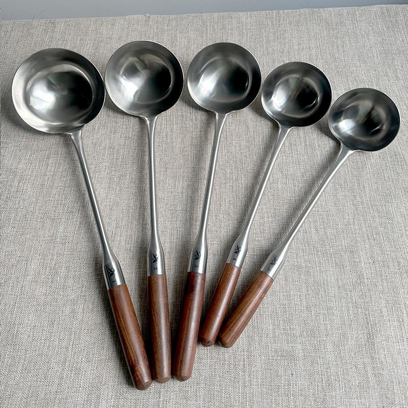 304不锈钢厨师专用炒勺木柄锅铲饭店炒勺家用手勺大汤勺商用大壳