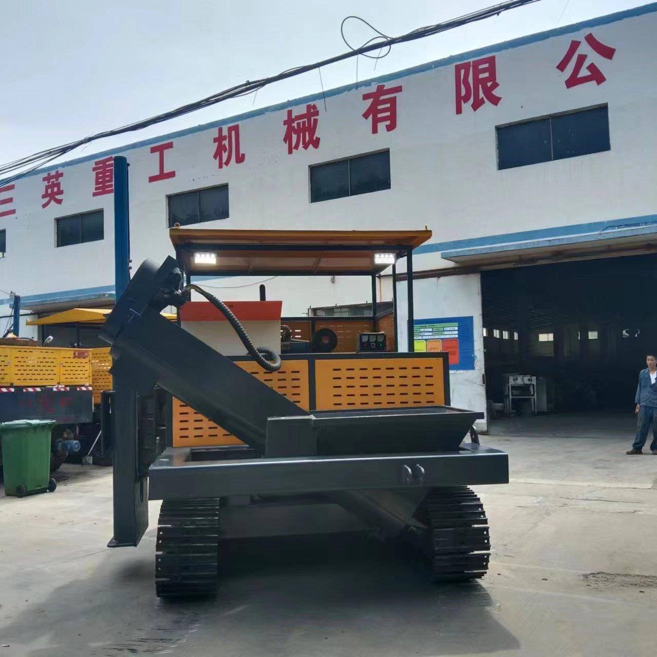 混凝土水渠一次成型机大型农业灌溉浇筑排水沟渠滑模自行走衬砌机