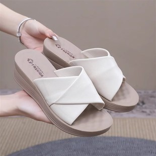 中年人软底 女士显瘦中跟凉拖鞋 坡跟厚底妈妈拖鞋 外穿皮面休闲时尚